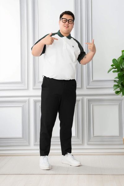Người mẫu nam mặc set bo big size nam: Áo polo trắng tay xanh kết hợp với quần âu đen và sneaker trắng
