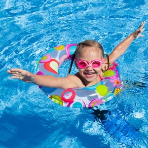 Những vật dụng cần thiết khi cho trẻ đi bơi