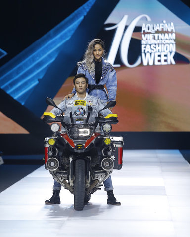 H'Hen Niê và Lãnh Thanh suýt ngã khi lái môtô ra sàn diễn