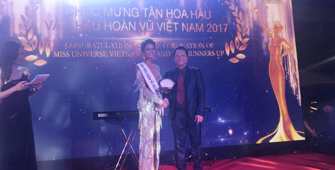 Tổng Giám Đốc V-SIXTYFOUR Trao Giải Tân Hoa Hậu Hoàn Vũ 2017 - H'hen Niê