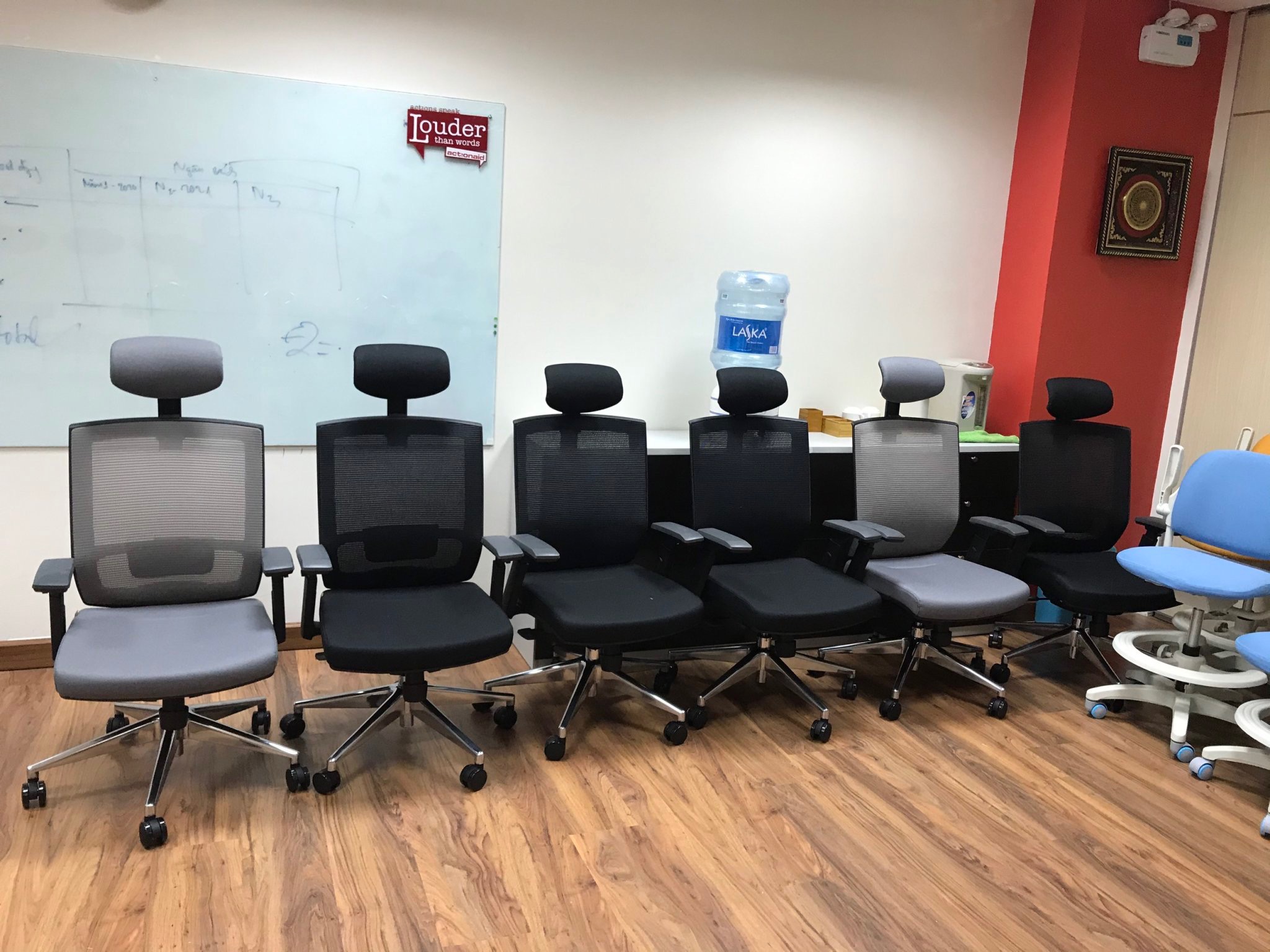 Ghế lưới công thái học có thật sự "đắt xắt ra miếng"?