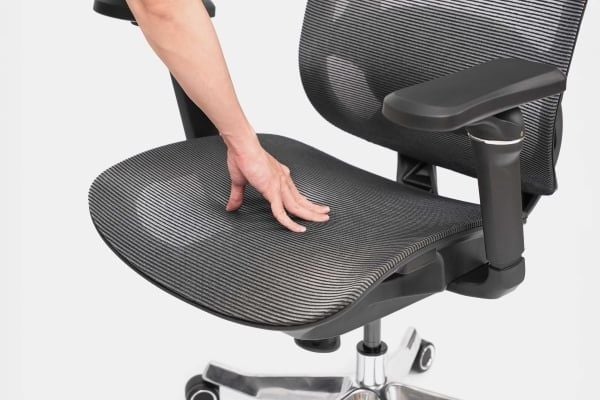 Chạm trực tiếp để cảm nhận rõ hơn liệu lưới ghế công thái học có bị chùng