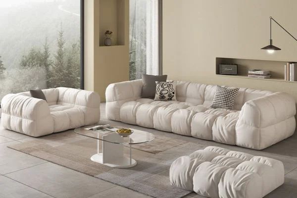 Sofa màu trắng giúp căn phòng sáng sủa và sang trọng hơn