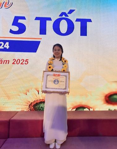 Gương mặt sinh viên tiêu biểu khoa ngoại ngữ Đặng Thị Hoàng An – Tấm gương tiêu biểu về học tập và NCKH