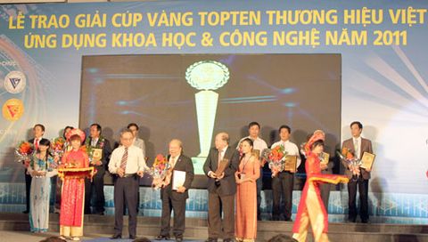 Trường Đại học Dân lập Hải Phòng nhận giải thưởng “Cúp vàng Thương hiệu Việt - Ứng dụng khoa học công nghệ năm 2011”