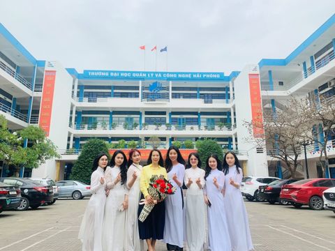 Bảo vệ khóa luận tốt nghiệp ngành Ngôn ngữ - Trường Đại học Quản lý và Công nghệ Hải Phòng