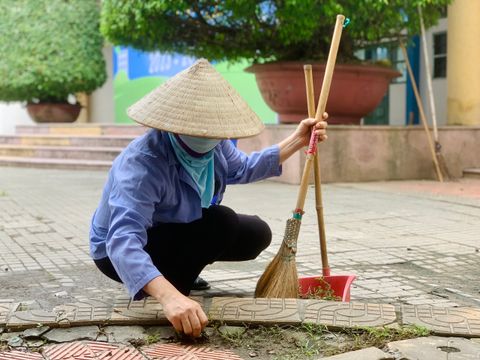 Đội ngũ lao công HPU - Những “chiến binh” thầm lặng