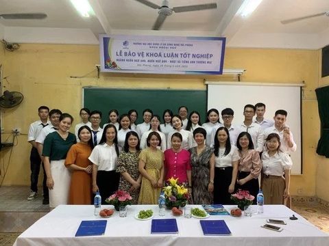 Lễ bảo vệ khoá luận ngành ngôn ngữ Anh