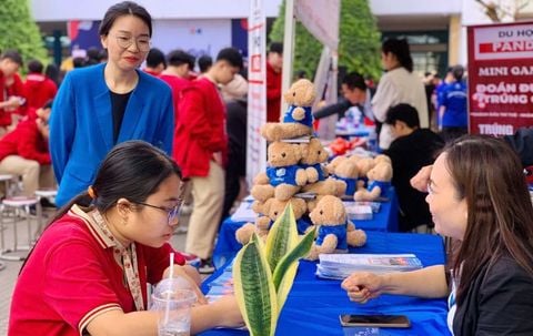 Đại học Quản lý và Công nghệ Hải Phòng (HPU) tham dự “Ngày hội hướng nghiệp 2025” tại Trường THPT Hữu Nghị Quốc Tế