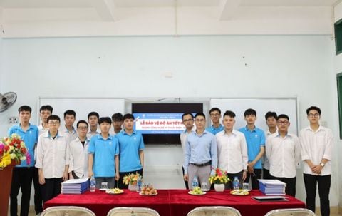 Lễ bảo vệ khóa luận tốt nghiệp sinh viên K25 Khoa Điện - Điện tử