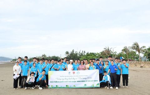 Sinh viên HPU hào hứng tham gia hoạt động nhặt rác tại bãi biển Đồ Sơn