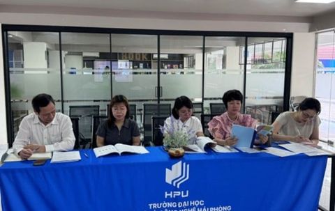 Bảo vệ đề tài nghiên cứu khoa học cấp Trường