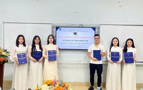 Bảo vệ khóa luận tốt nghiệp: hành trang bắt đầu, dấu ấn chạm ngõ tương lai của sinh viên ngành Quản trị kinh doanh – HPU