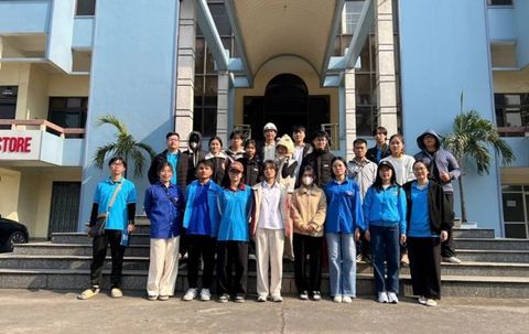 Sinh viên Khóa 26 chuyên ngành Quản trị logistics và chuỗi cung ứng đi kiến tập tại Cảng Chùa Vẽ