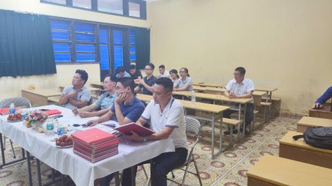 Sinh viên hệ liên thông khóa 24 ngành Công nghệ kỹ thuật điện, điện tử bảo vệ đồ án tốt nghiệp