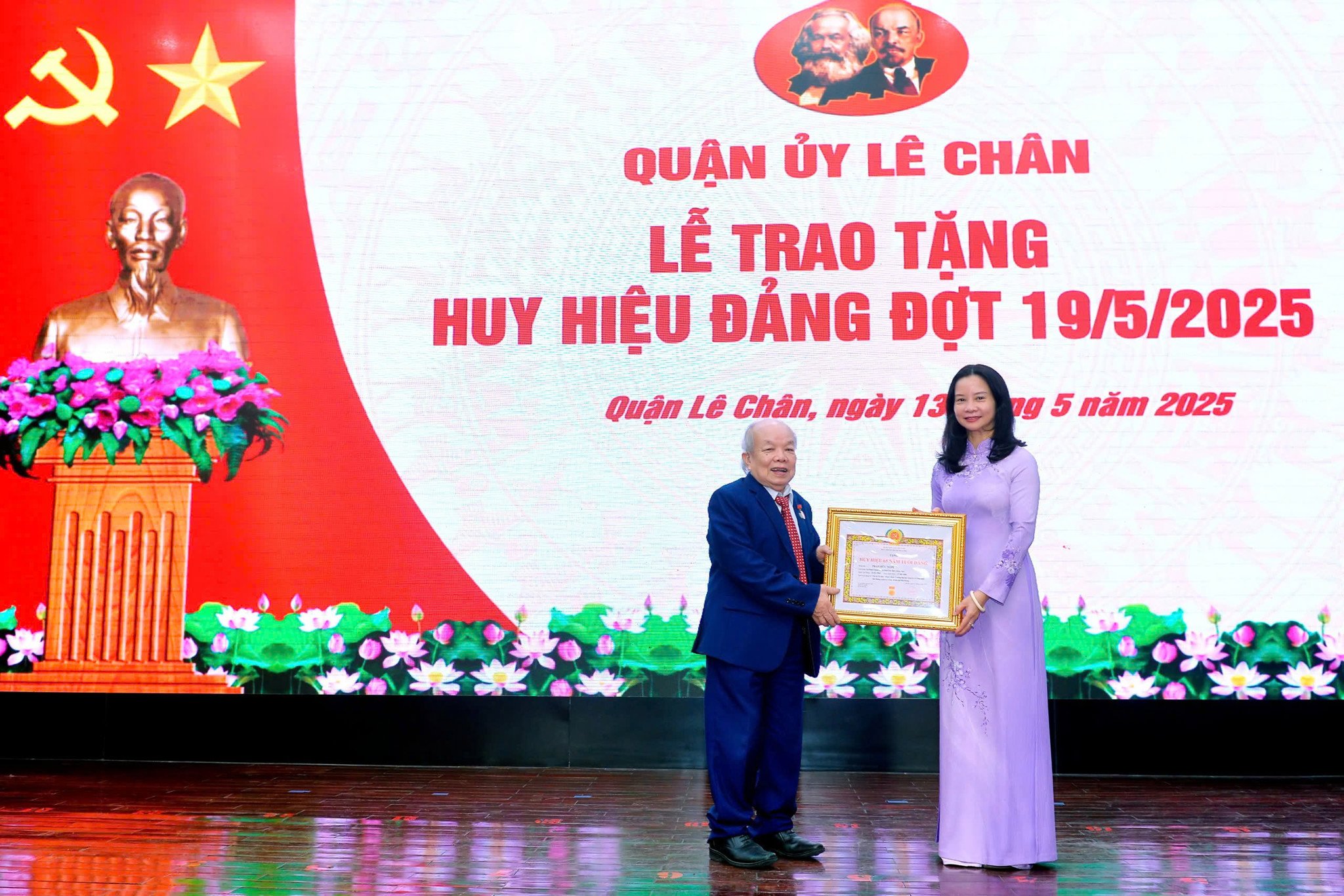 GS.TS.NGƯT Trần Hữu Nghị vinh dự nhận Huy hiệu 65 năm tuổi Đảng