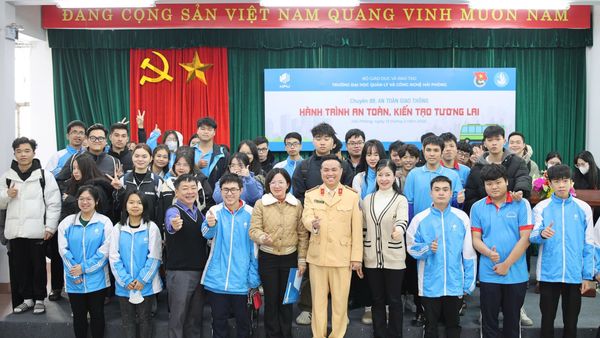 Thiếu tá Nguyễn Đức Ninh chụp ảnh lưu niệm cùng sinh viên HPU