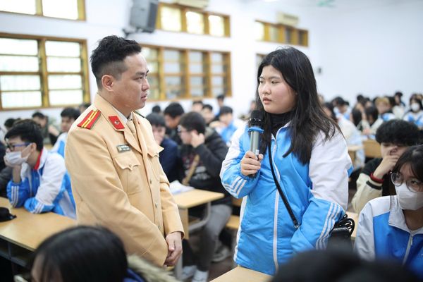 Thiếu tá Nguyễn Đức Ninh giao lưu cùng sinh viên HPU