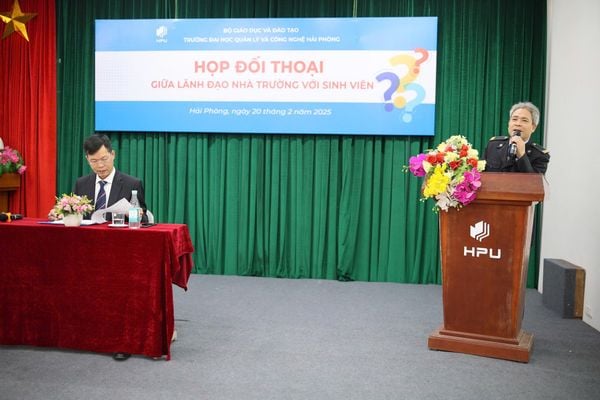 Bác trưởng ban bảo vệ vui vẻ chia sẻ và trả lời câu hỏi của các sinh viên