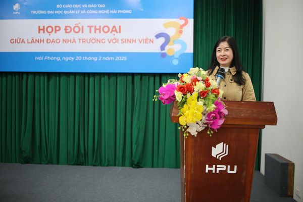 Cô Phạm Thị Thanh Huyền tuyên bố kết thúc buổi đối thoại thành công