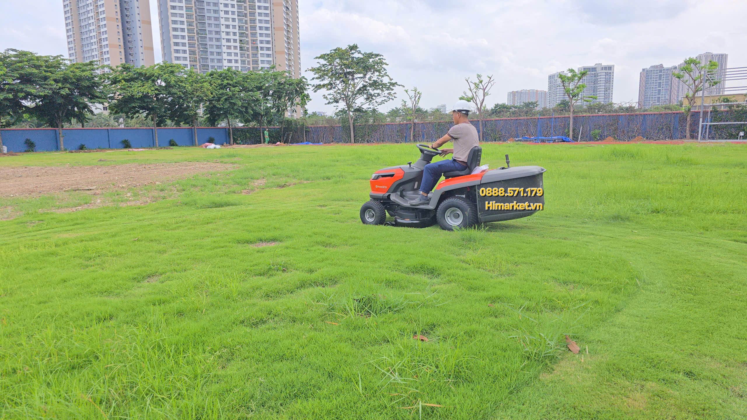 Phần động cơ và nắp capo của Husqvarna TC114
