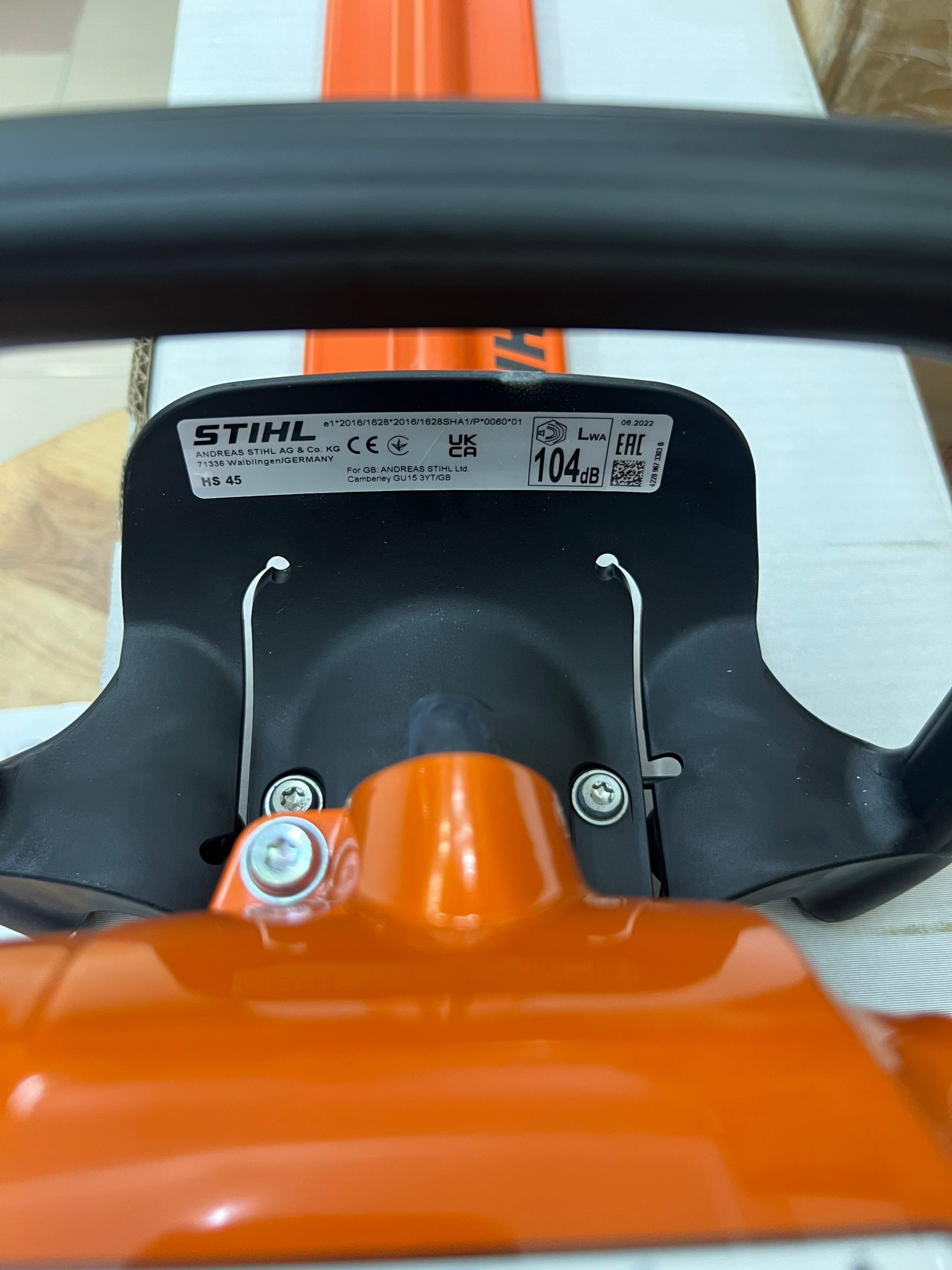 Máy cắt tỉa hàng rào Stihl HS45 đặt trên mặt phẳng