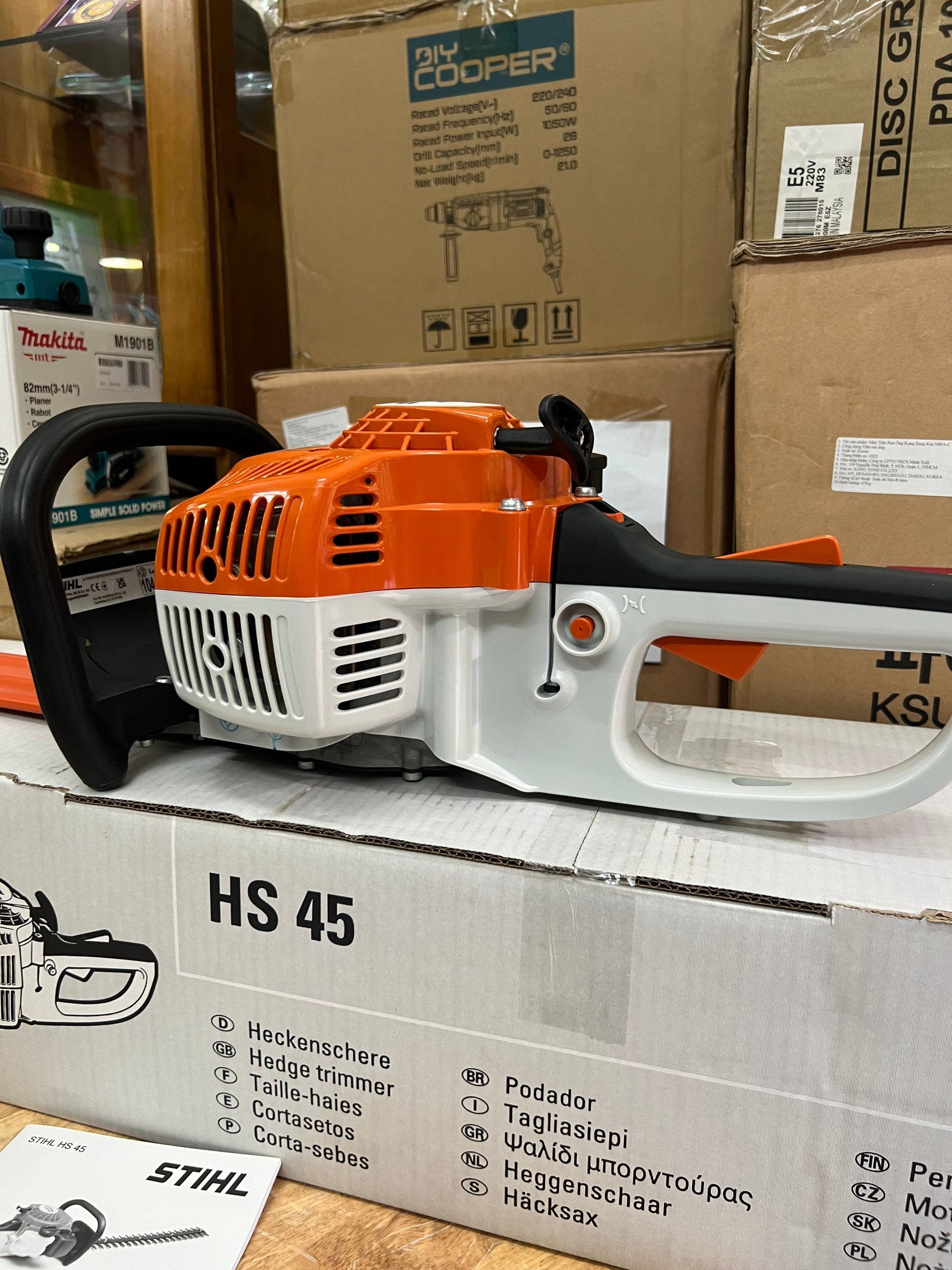 Máy cắt tỉa Stihl HS45 từ phía trước