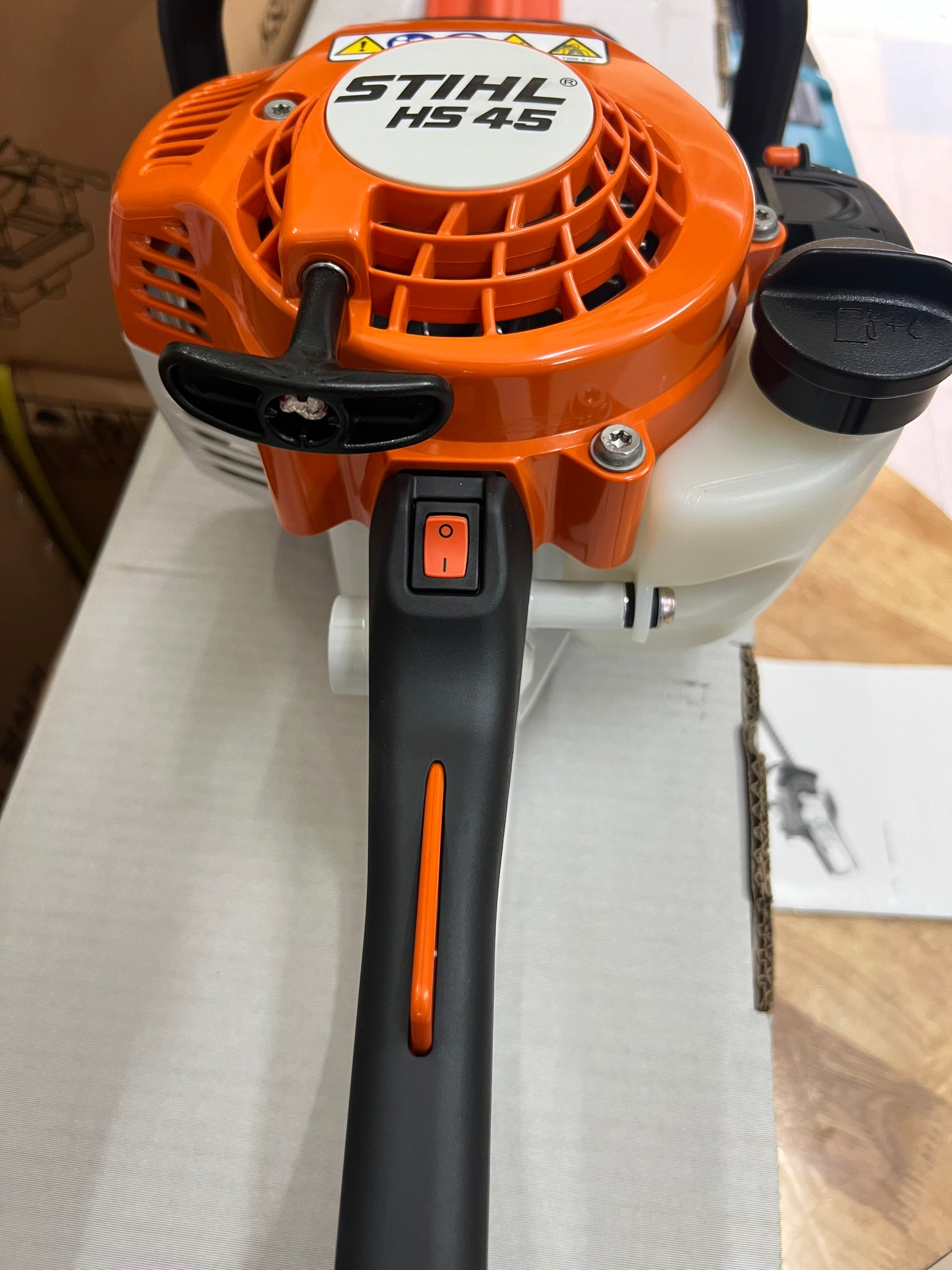Động cơ và hệ thống xả khí của Stihl HS45