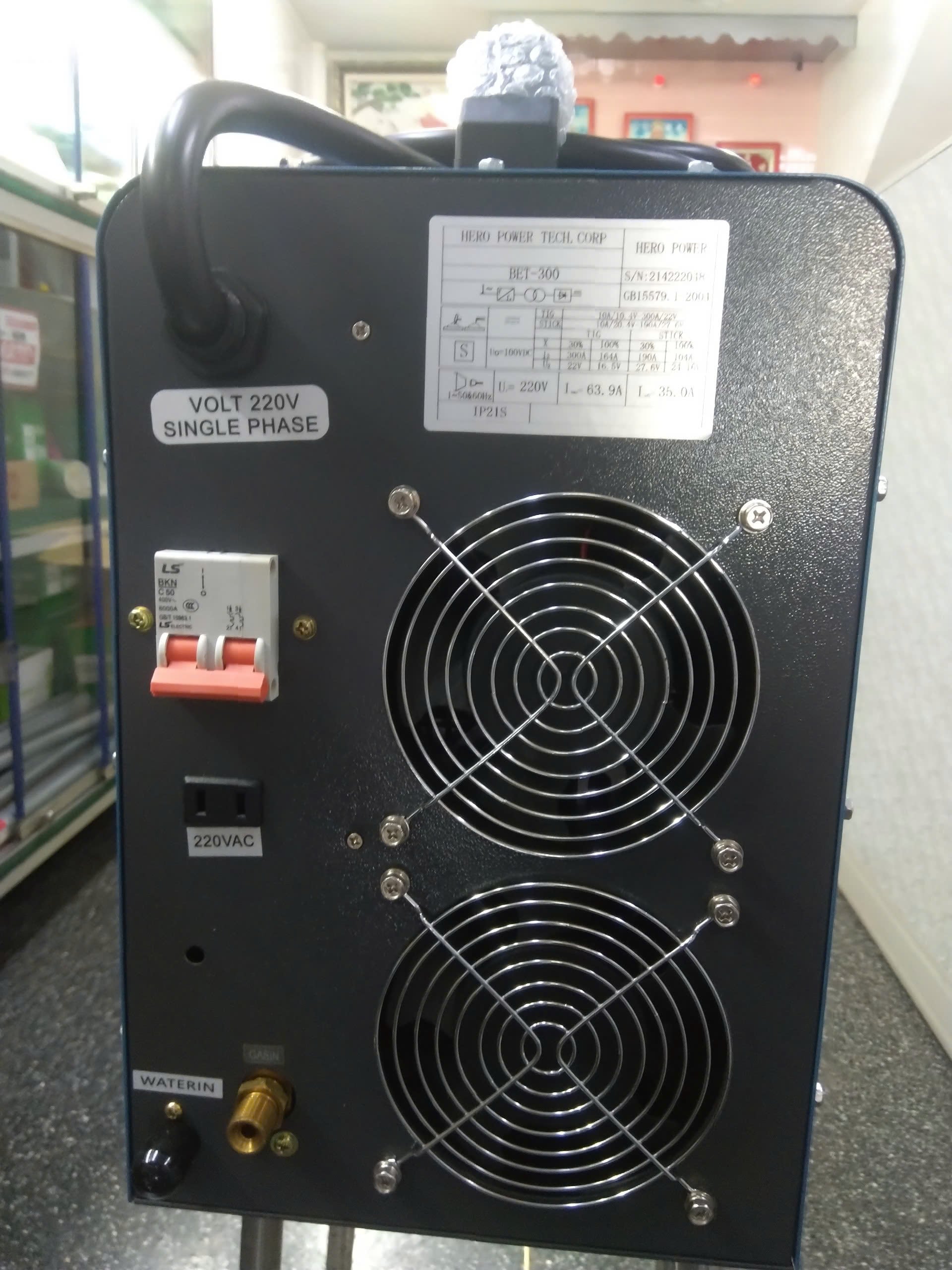 Mặt trước máy hàn TIG Hero BET-300