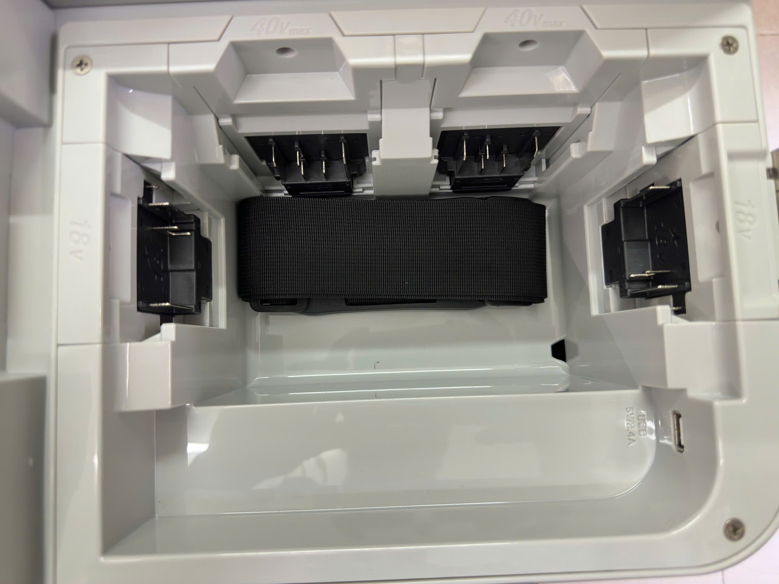 Bên trong máy làm mát Makita