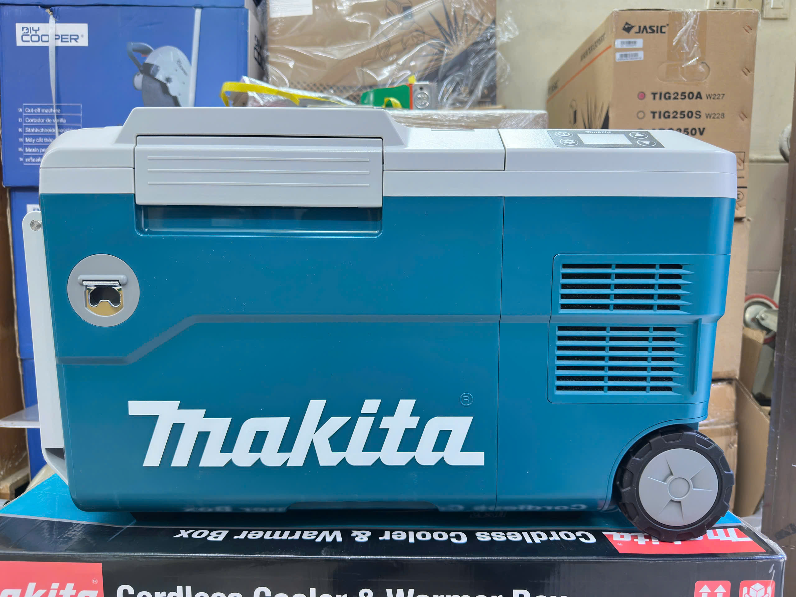 Mặt trước máy làm mát Makita