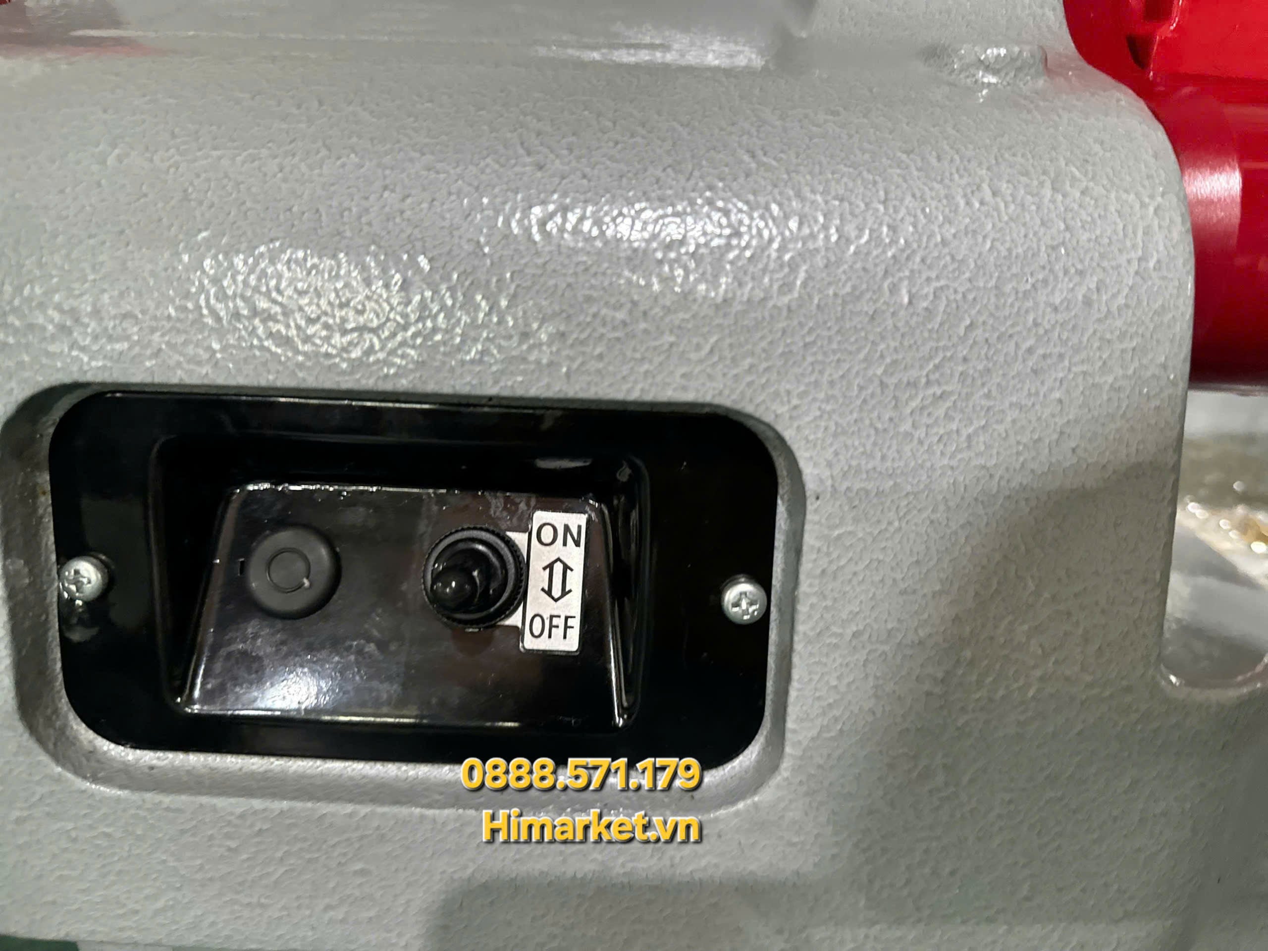 Khay đựng dầu làm mát và chân đế của máy