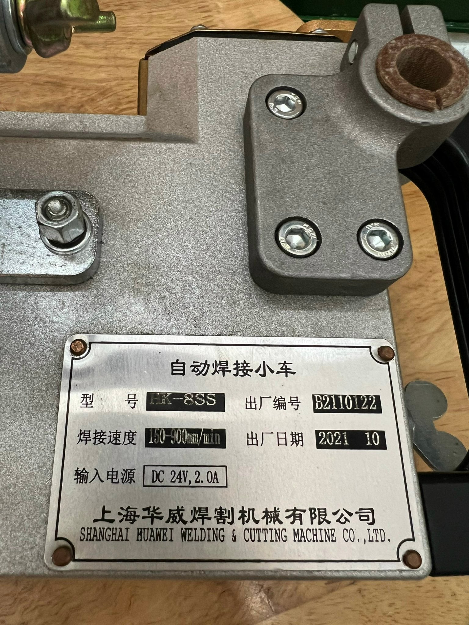 Cận cảnh bánh xe và mỏ hàn của rùa hàn