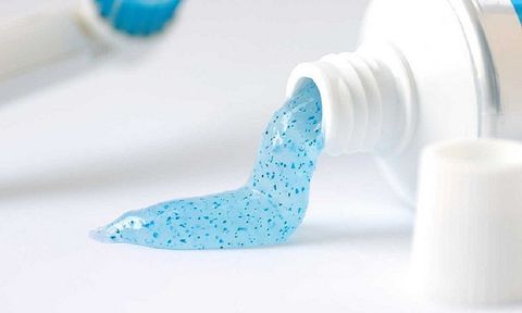 Hạt vi nhựa trong kem đánh răng nguy hại như thế nào?