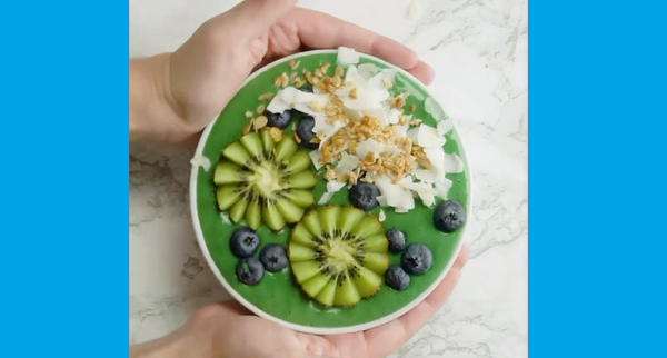 Làm sinh tố xanh kiwi tảo xoắn (spirulina) tại nhà