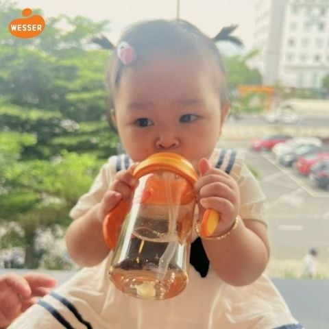 Bé mấy tháng dùng bình tập uống nước? Những điều ba mẹ cần lưu ý
