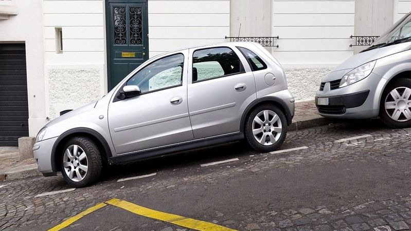 Hướng dẫn cách đỗ xe số sàn và số tự động để không bị trôi xe