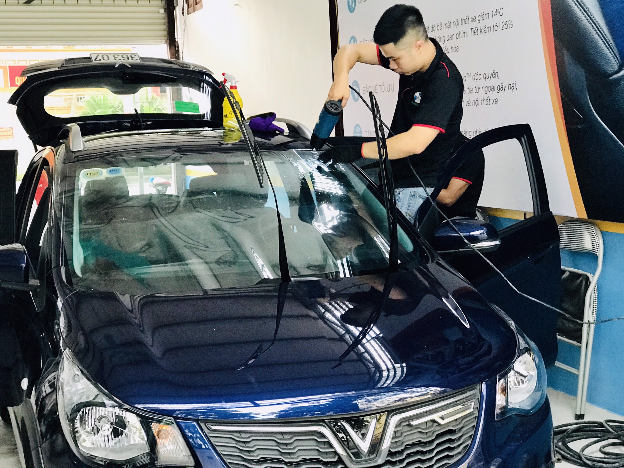 Dán phim cách nhiệt bên trong hay bên ngoài xe?