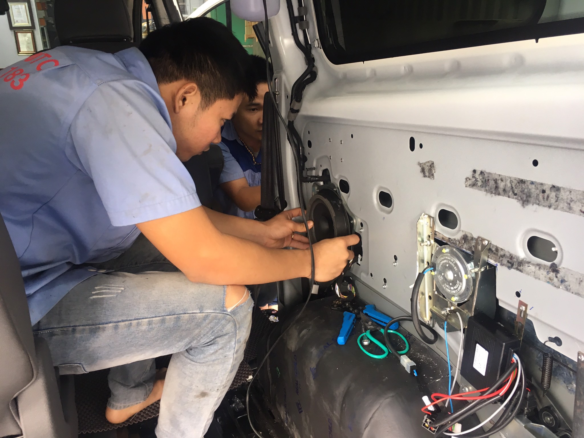 Tính năng & cách sử dụng cửa trượt tự động Nga cho xe Tourneo 2019