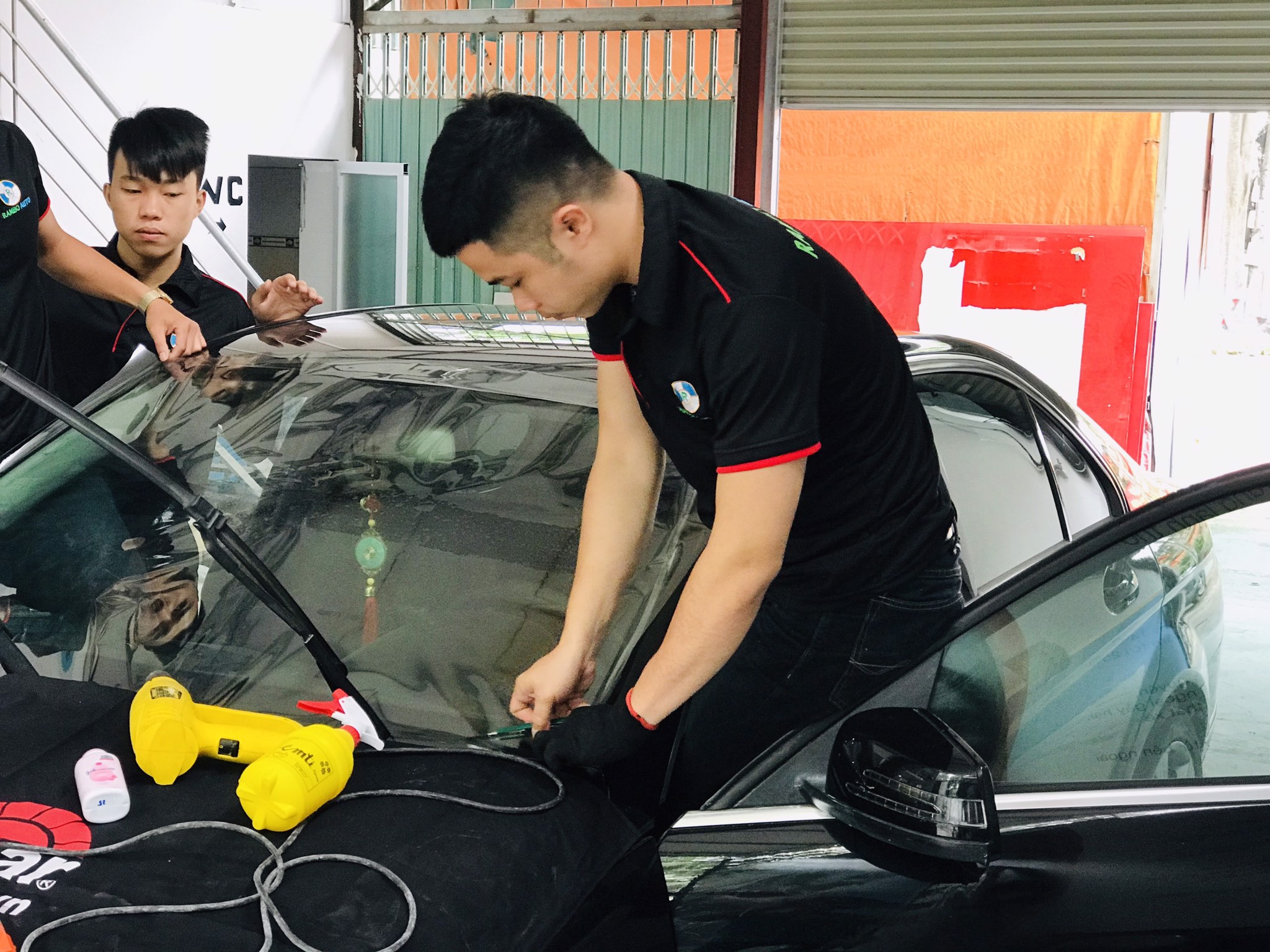 Dán phim cách nhiệt loại tốt cho xe 4 chỗ bao nhiêu tiền?