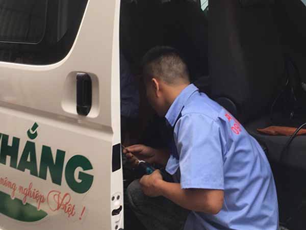 Toyota Hiace Hải Dương tháo bỏ cửa tự động chế hỏng, lắp cửa giấu kín nhập khẩu Nga