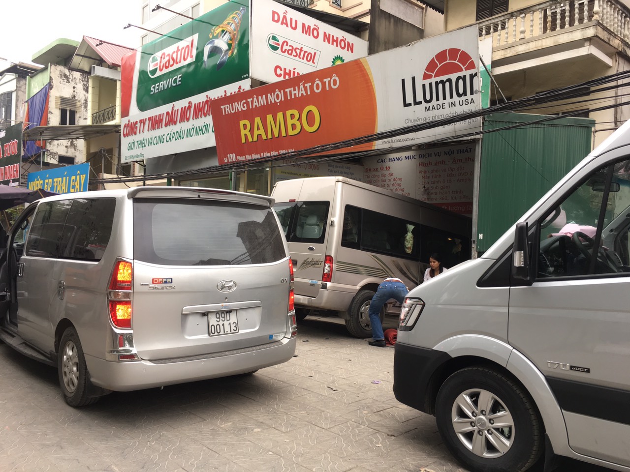 Hyundai Solati 2019 lấy từ đại lý ghé Rambo lắp cửa tự động Nga và dán kính chống nóng tốt nhất