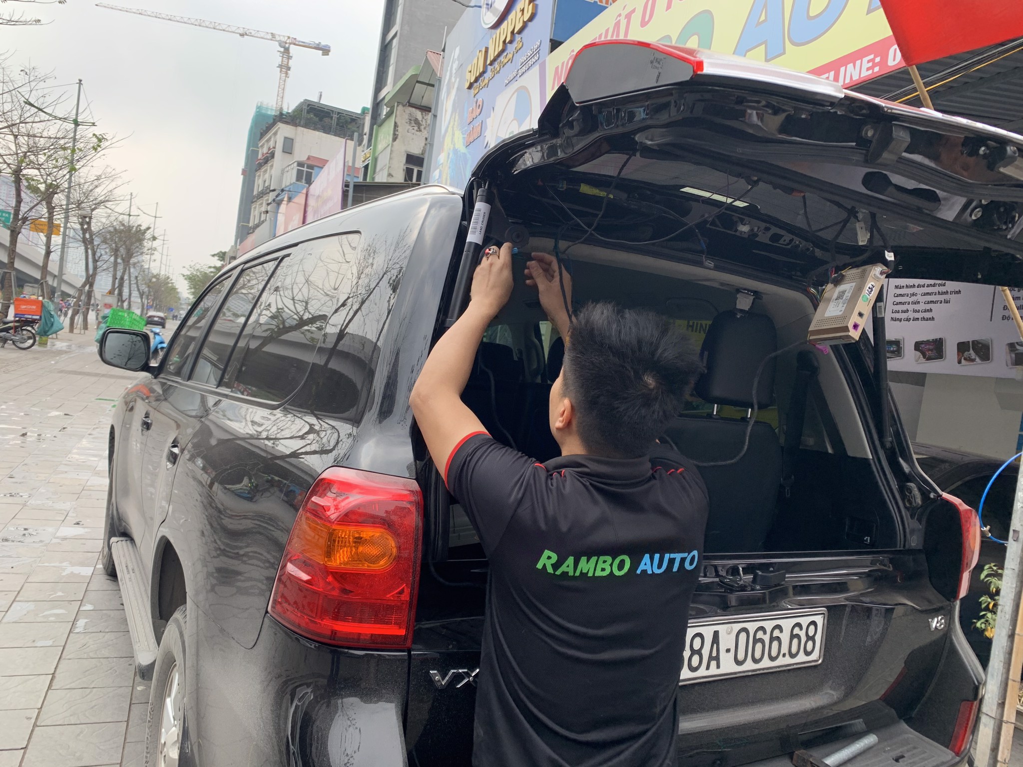 Ty cốp điện Land Cruiser V8 tốt nhất 2021