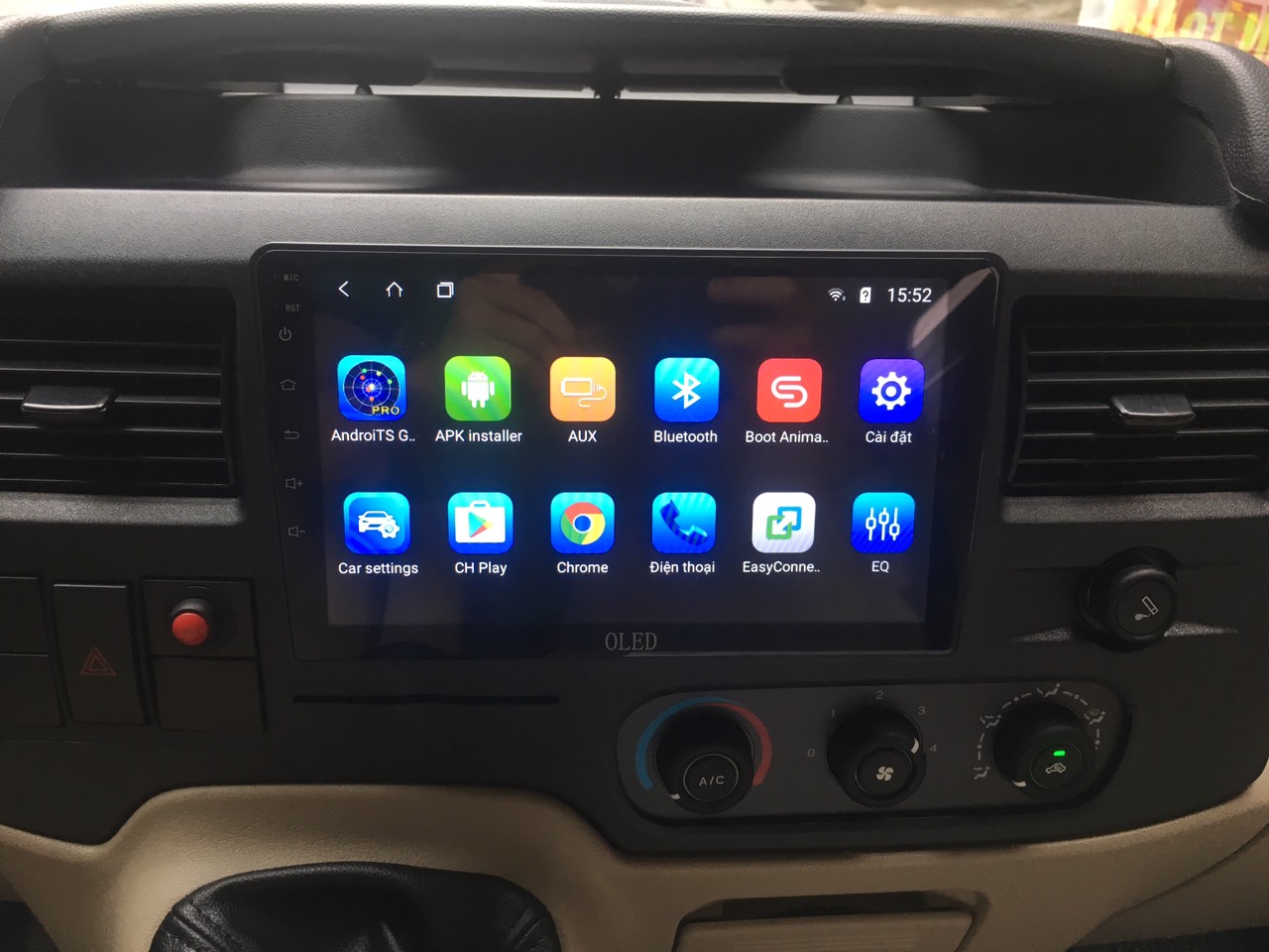 Lắp màn hình Android và cửa tự động cho xe 16 chỗ Transit