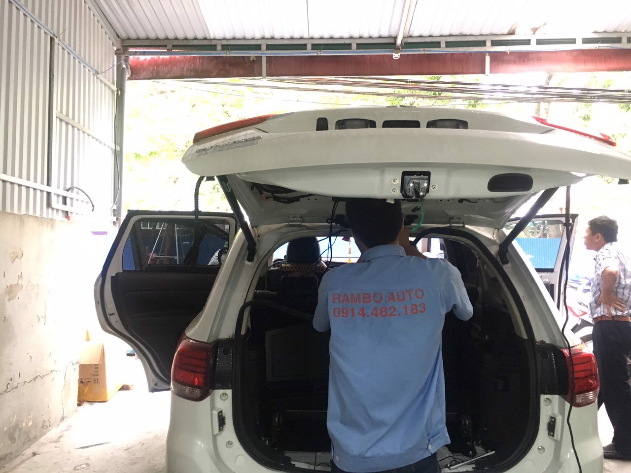 Quy trình lắp đặt và hoàn thiện cốp điện cho Outlander