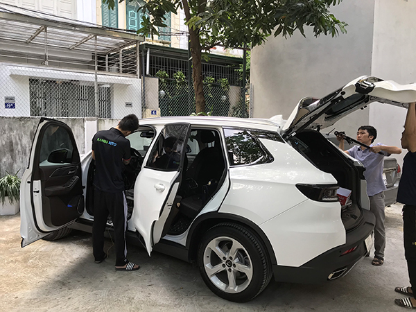 Cốp điện, cửa hít, bậc điện - 3 đồ chơi đáng lắp nhất cho Vinfast Lux SA