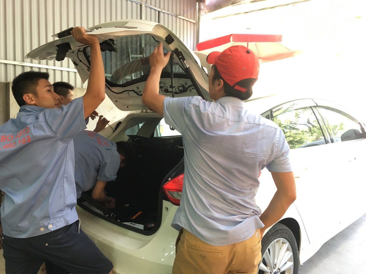 Lắp ty nâng cốp điện ô tô chuyên nghiệp tại Hà Nội