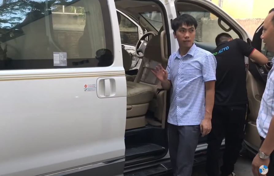 Starex Limousine lắp cửa điện tự động tại Rambo 698 Lạc Long Quân