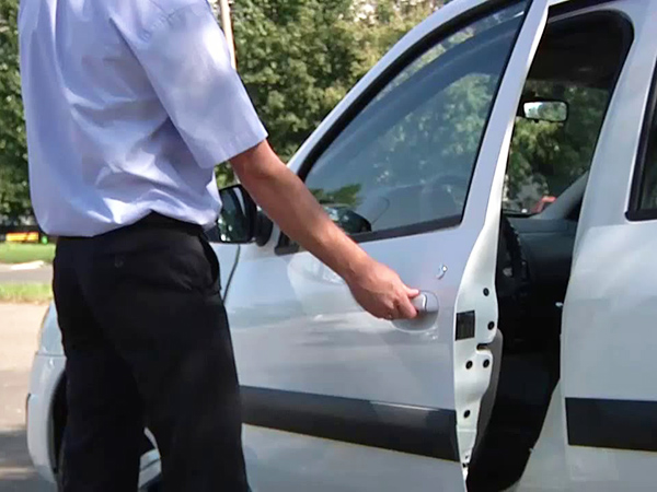 Nên lắp cửa hit xe hơi loại nào? Địa chỉ lắp đặt cửa hít uy tín