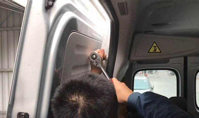 Cách khắc phục khi cửa Huyndai Solati phát ra tiếng kêu khi chạy